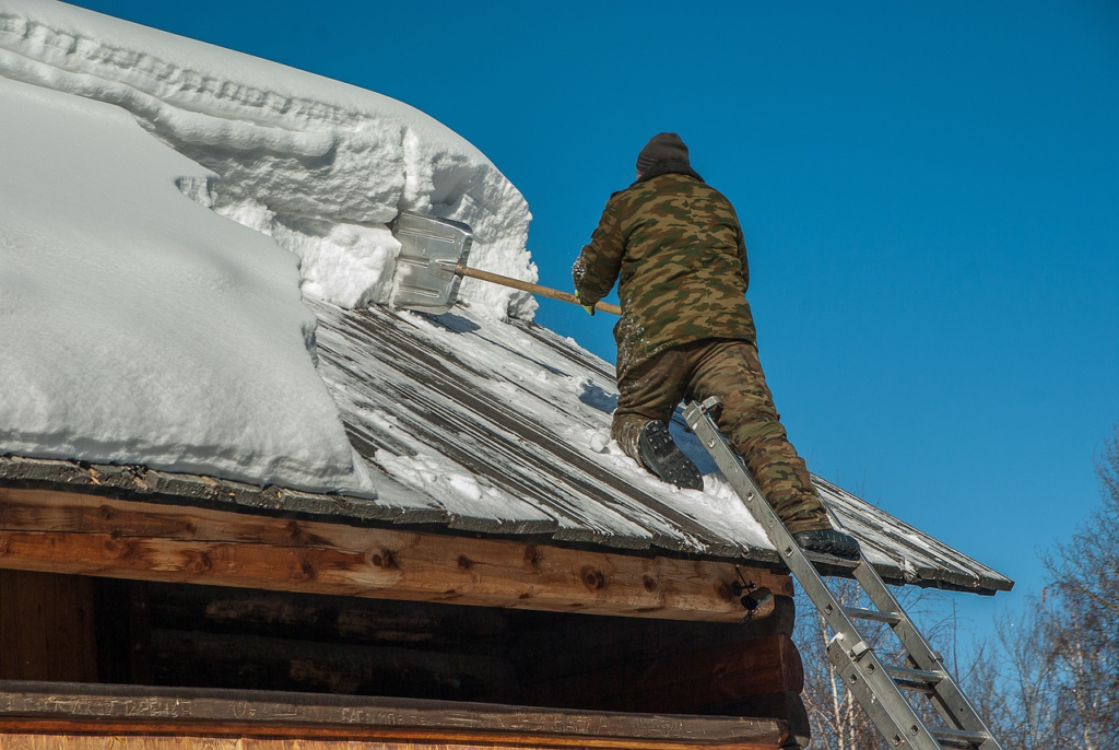 What Are the Reasons for Removing Snow From Your Roof?